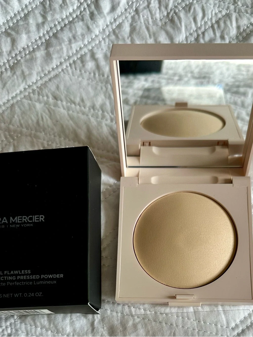 laura mercier Black Luminous Perfecting Pressed Powder Compact